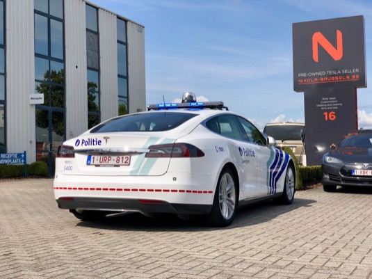 Elektromobil Tesla Model S P85D jako zásahový vůz městské policie v belgickém Zaventemu.
