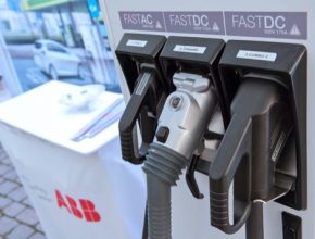 Na českých silnicích dnes jezdí kolem 2000 elektromobilů, většinou s dojezdem kolem 200 až 400 kilometrů na jedno nabití. Dojezdová vzdálenost vozů na elektřinu se postupně prodlužuje a rozšiřuje se i síť dobíjecích stanic.