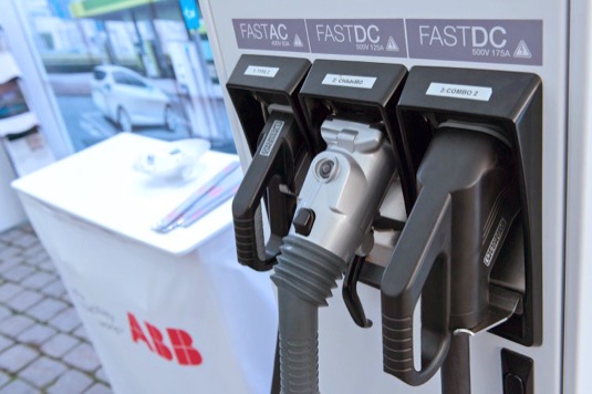 Na českých silnicích dnes jezdí kolem 2000 elektromobilů, většinou s dojezdem kolem 200 až 400 kilometrů na jedno nabití. Dojezdová vzdálenost vozů na elektřinu se postupně prodlužuje a rozšiřuje se i síť dobíjecích stanic.