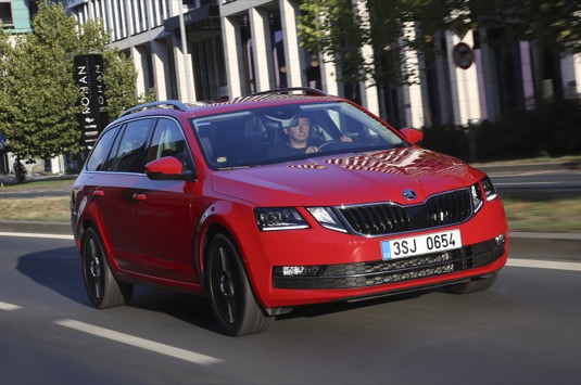 Tři nádrže na CNG s vyšší kapacitou nabízí při pohonu na zemní plyn dojezd až 480 km