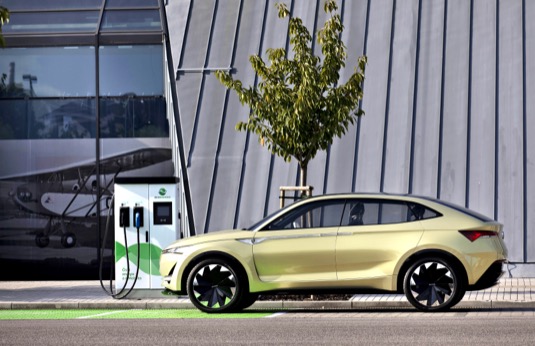 Zástupci města Mladá Boleslav, společností Škoda AUto a Ško Energo společně uvedli do provozu novou padesátikilowattovou rychlonabíjecí stanici u letiště v blízkosti dálnice D10.
