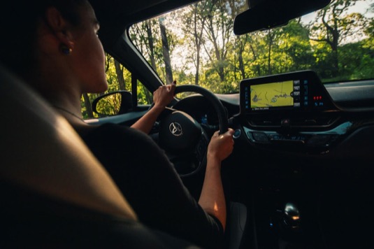 Auta propojená v cloudu. Toyota testuje technologie budoucnosti.