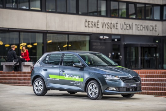 Studenti a pedagogové si mohou v Praze pronajmout jeden z 15 vozů Škoda Fabia Style.