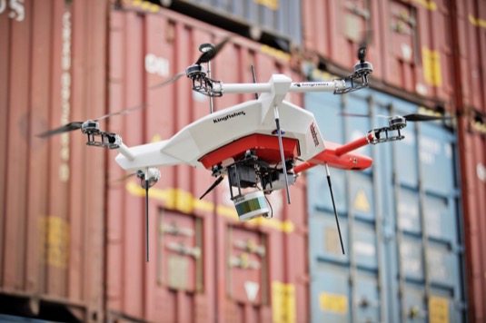 Autonomní dron při inventuře pomáhá s identifikací a počítáním palet. Jde o spolupráci Škoda Auto a české společnosti Robodrone. Pro precizní měření vzdáleností a rychlostí se využívá vysoce komplexní technologie.