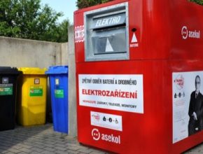 V roce 2017 bylo v Česku vybráno a předáno k recyklaci 15 290 tun elektroodpadu. K dispozici je 22 365 sběrných míst. Češi odevzdali 53,5 % přenosných baterií a akumulátorů a 62,7 % elektrozařízení.