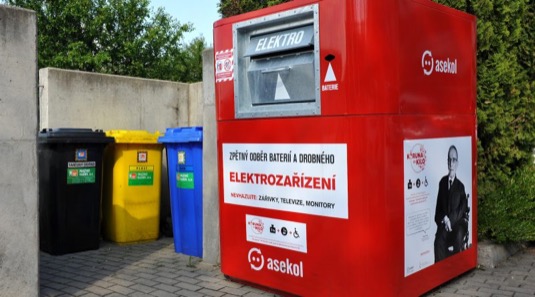 V roce 2017 bylo v Česku vybráno a předáno k recyklaci 15 290 tun elektroodpadu. K dispozici je 22 365 sběrných míst. Češi odevzdali 53,5 % přenosných baterií a akumulátorů a 62,7 % elektrozařízení.