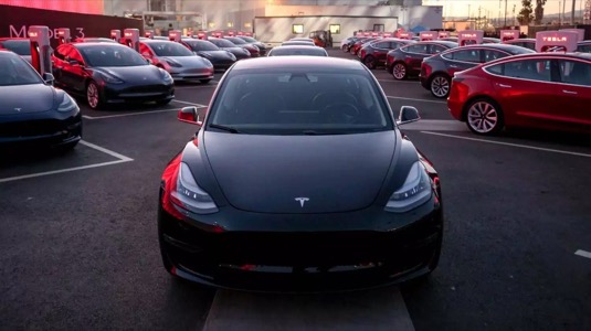 auto elektromobily Tesla Model 3 uvedení