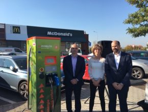McDonald´s ve spolupráci s ČEZ rozšiřuje nabídku své sítě o rychlodobíjecí stanice pro elektromobily