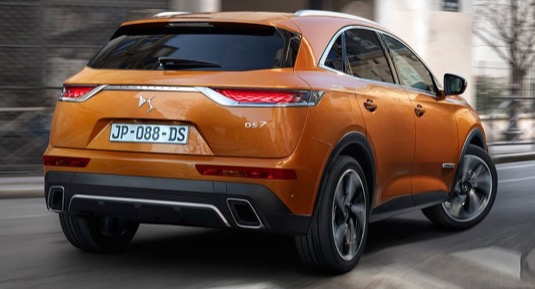 Model DS 7 Crossback, který je na trhu od začátku roku 2018, se nyní vydává na nová teritoria a představuje se ve zcela nové verzi D7 Crossback E-Tense 4×4.