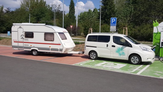 auto Nissan e-NV200 elektromobil tažné zařízení karavan