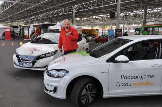 Dopravní podnik si vyzkouší dva elektromobily. Testování potrvá po dobu šesti měsíců.