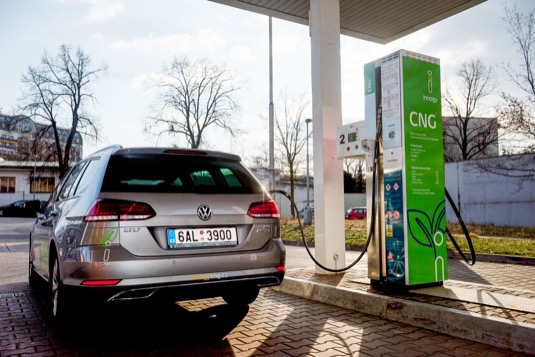 auto CNG plnící stanice plnička innogy