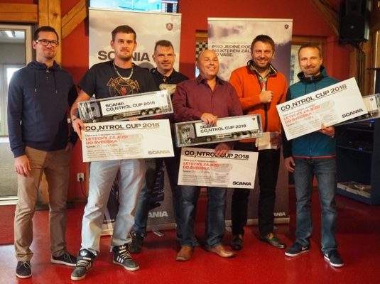 zleva: ředitel marketingu a komunikace Scania CER Ondřej Koubek, vítěz soutěže Vlastimil Schimmel, vedoucí propojených služeb Scania CER Matěj Venhoda, druhý nejlepší řidič soutěže Miloš Nečas, ředitel pro servisní služby Scania CER Pavel Prostředník, třetí nejlepší řidič soutěže Martin Kříž