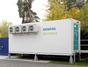 SIESTORAGE v Plané potvrzuje trend vysokého nárůstu poptávky po bateriových úložištích energie. Jejich přínos je nesporný: od podpůrných služeb po efektivní využití energie z obnovitelných zdrojů.