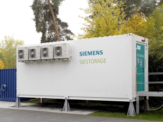 SIESTORAGE v Plané potvrzuje trend vysokého nárůstu poptávky po bateriových úložištích energie. Jejich přínos je nesporný: od podpůrných služeb po efektivní využití energie z obnovitelných zdrojů.
