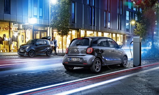auto Smart ForTwo EQ elektromobil u nabíjecí stanice