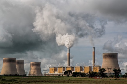 Česká republika dosáhla jen 11% podílu ve výrobě obnovitelných zdrojů energie a rozvoj nadále stagnuje. Podobně recyklace komunálních je na úrovni 38 %, stále převažuje skládkování. V obou těchto důležitých oblastech hluboko zaostáváme za západní Evropou.