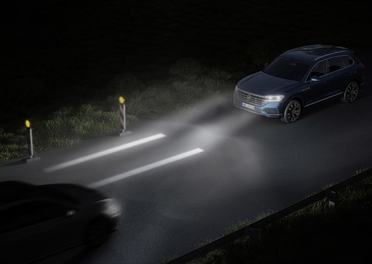 Světlomety HD LCD umožňují na základě osvětlení realizovat nové asistenční funkce, jako je „Optical Lane Assist“. Systém promítá na vozovku jízdní pruhy. Řidič díky nim dokáže například lépe odhadovat šířku vozidla při jízdě zúženým úsekem.