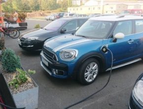 Elektromobil Mini Cooper S E Countryman All4 připojený přes nabíjecí konektor Mennekes Type 2 do nabíječky Tesla Destination Charger u sportovního centra T-CLUB ve čtvrti Krásné Březno v Ústí nad Labem.