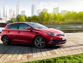 Philip Morris ČR si pořídil nové hybridy Toyota Auris, protože jsou šetrnější k životnímu prostředí. Stejně jako jejich nové zařízení IQOS, které tabák nespaluje, ale jen nahřívá.