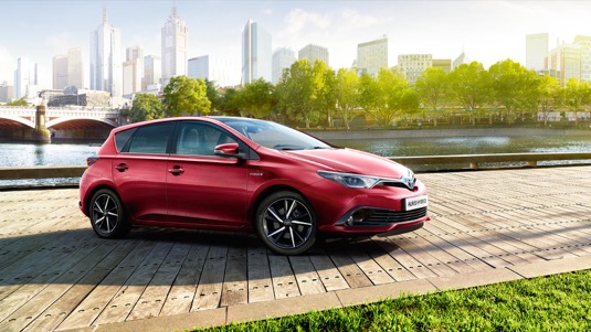 Philip Morris ČR si pořídil nové hybridy Toyota Auris, protože jsou šetrnější k životnímu prostředí. Stejně jako jejich nové zařízení IQOS, které tabák nespaluje, ale jen nahřívá.