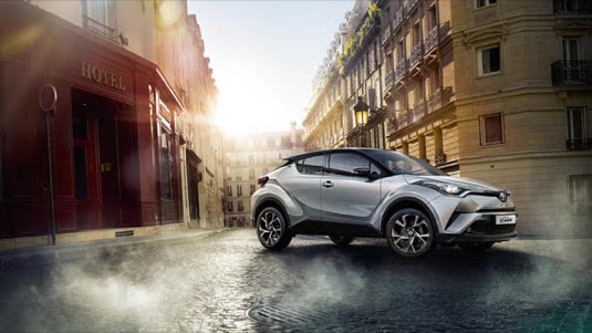 Hybridní technologie Toyota vyvíjí již přes 20 let, v Evropě se dosud prodalo již přes 2 miliony jejích vozů s hybridním pohonem.