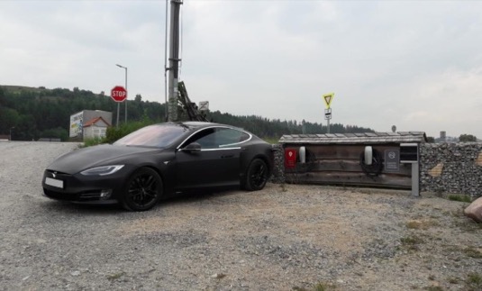 Tesla Model S nabíjí na Tesla Destination Chargeru u Zbojnické koliby na Slovensku.