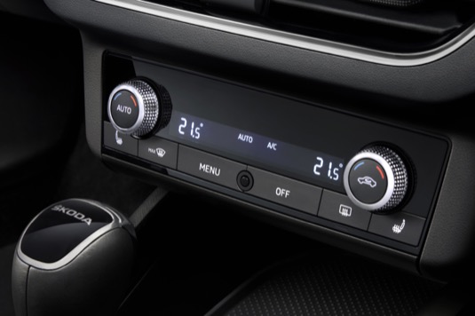 Pod centrálním displejem se ve středovém panelu nachází pro řidiče dobře dosažitelné ovládání klimatizace.