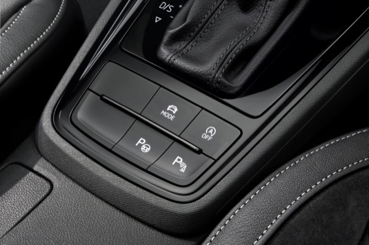 Přímo před řadicí pákou modelu Škoda Scala jsou dobře dosažitelná tlačítka pro ovládání systému start-stop, volbu jízdního profilu a parkovacího asistenta.