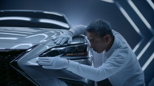 Při příležitosti evropské premiéry nového manažerského sedanu ES představuje Lexus celosvětově první reklamu se scénářem sepsaným umělou inteligencí a natočenou oscarovým režisérem.