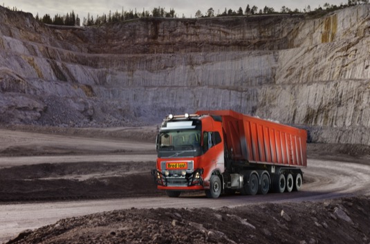 Dohoda zahrnuje autonomní řešení přepravy vápence mezi dvěma průmyslovými centry pro firmu Brønnøy Kalk v norském Velfjordu. Autonomní nákladní vozidla Volvo FH spravuje obsluha kolového nakladače. Součástí trasy jsou průjezdy tunely i volnou krajinou.