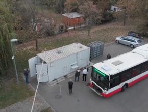 Plnění autobusu na bioCNG v Brně.