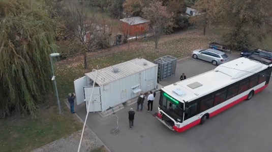 Plnění autobusu na bioCNG v Brně.