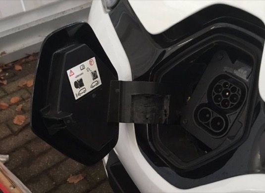 auto elektromobil nabíjecí zásuvka rychlonabíjení Renault Zoe