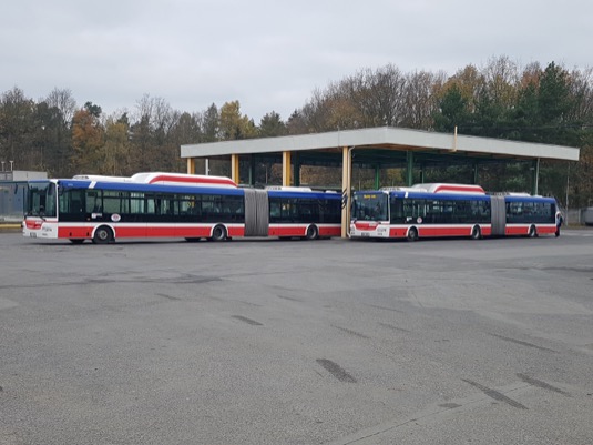 Osmnáct standardních autobusů a devět kloubových vozů na alternativní pohon CNG najely za tu dobu přes tři miliony kilometrů a vyprodukovaly čtyři tuny emisí. Vyřazené autobusy EURO normy II a III by při stejném nájezdu vypustily 1 090 tun emisí.
