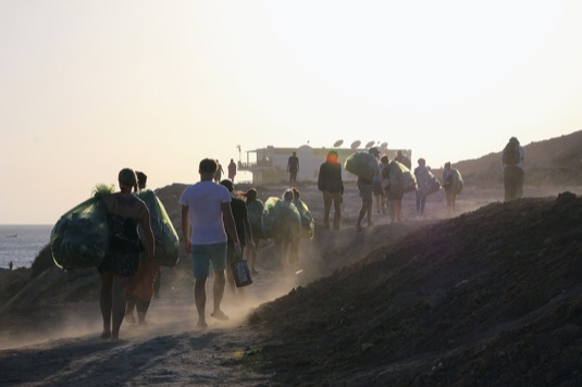 Dobrovolníci čistí pláže od plastového odpadu