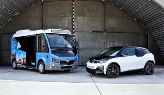 auto elektromobil BMW i3 a elektrický autobus elektrobus Karsan Jest