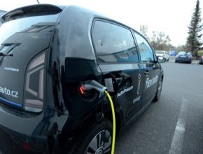 Flexiauto se stalo vítězem výběrového řízení na pronájem elektromobilů. Zaměstnanci letiště jezdí se dvěma elektromobily Volkswagen e-Up!