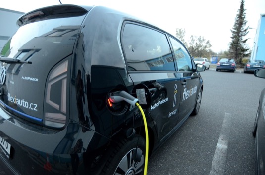 Flexiauto se stalo vítězem výběrového řízení na pronájem elektromobilů. Zaměstnanci letiště jezdí se dvěma elektromobily Volkswagen e-Up!