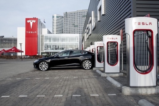 nabíjecí stanice Tesla Supercharger v Amsterdamu