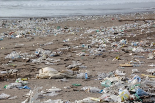 Plastový odpad vyplavený na plážích