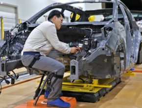 Průmysloví roboti Hyundai Vest Exoskeleton (H-VEX) a Chairless Exoskeleton (H-CEX) zvyšují efektivitu a zabraňují pracovním úrazům