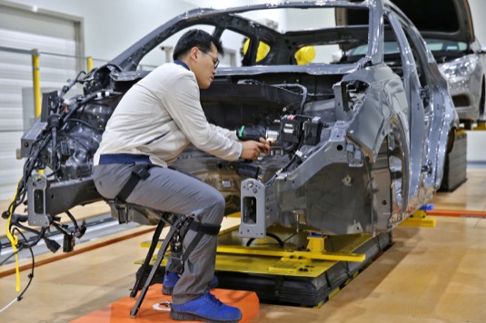 Průmysloví roboti Hyundai Vest Exoskeleton (H-VEX) a Chairless Exoskeleton (H-CEX) zvyšují efektivitu a zabraňují pracovním úrazům