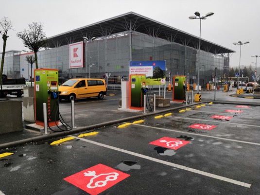 Nákupní řetězec Kaufland ve spolupráci s Elektromobilitou Skupiny ČEZ postupně vybavuje své vybrané lokality rychlodobíjecími stojany umožňujícími většině elektromobilů dobít 80 % kapacity baterií za cca 20-30 minut.