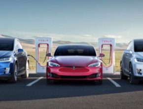 elektromobily Tesla u nabíjecí stanice Tesla Supercharger