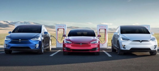 elektromobily Tesla u nabíjecí stanice Tesla Supercharger