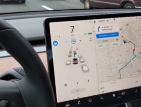 auto elektromobily Tesla Navigate on Autopilot