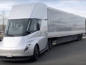 auto elektromobily elektrický tahač Tesla Semi