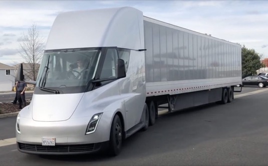 auto elektromobily elektrický tahač Tesla Semi