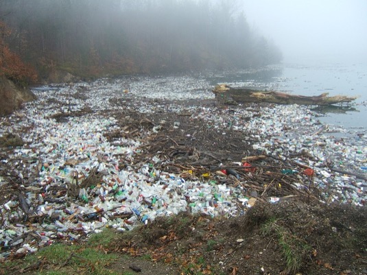 Znečištěné břehy řeky Drina v Bosně a Hercegovině